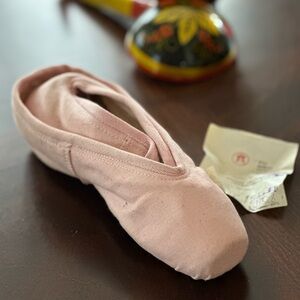 Authentic Soviet Era 1981 Bolshoy Russian Pointe
Size 38